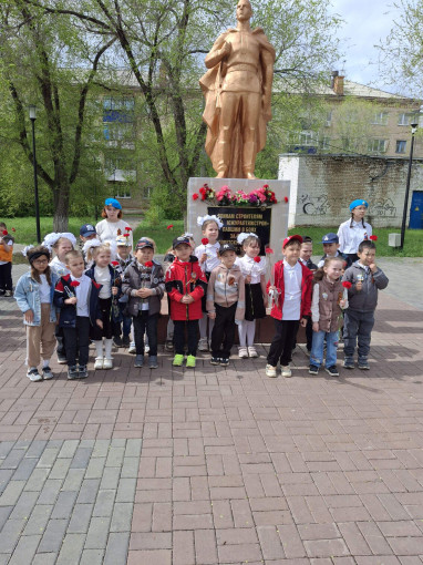 Возложение цветов к мемориалу Возложение цветов к мемориалу.